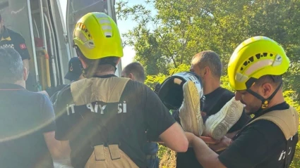 Şarampole yuvarlanan kadın motosikletçi yaralandı