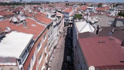 Fatih’te çatısından beton parçaları düşen 3 katlı bina havadan görüntülendi