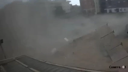 Fırtınada inşaat alanı yerle bir oldu