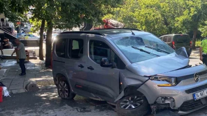 Bayrampaşa’da araca çarpan su tankeri devrildi: 1 kişinin yaralandığı kaza anı kamerada