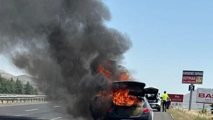 Eskişehir’de seyir halindeki otomobil alevlere teslim oldu