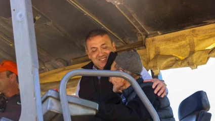 Köyünün yoluna ilk sıcak asfaltı 90 yaşındaki İlyas amca döktü