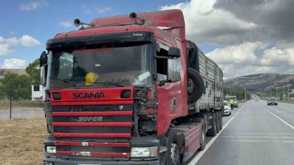 Tırın çarptığı dolmuşun sürücüsü yaralandı