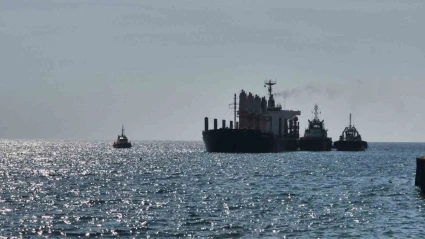 Karaya oturan gemi 4 gündür kurtarılmayı bekliyor