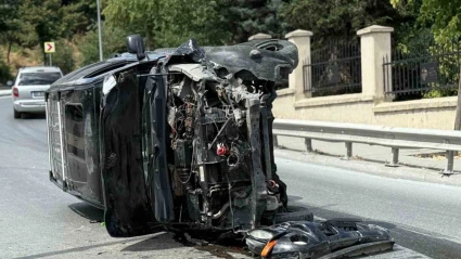 Beyoğlu’nda lüks cip aydınlatma direğine çarpıp yan yattı: Sürücü yaralandı