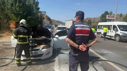 Seyir halindeki otomobil bir anda alev aldı
