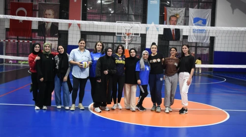 Pendik Belediyesi, Kaynarca Yeni Nesil Yaşam Merkezi'nde Ücretsiz Voleybol Etkinlikleriyle Sporseverleri Buluşturuyor