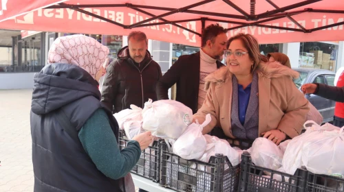 İzmit Belediyesi kendi ürettiği mantarları halkla buluşturmaya devam ediyor