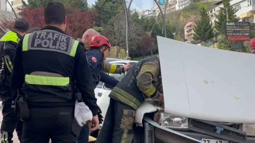 Kocaeli’de facianın eşiğinden dönüldü: Freni tutmayan otomobil bariyerlere çarptı