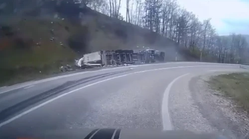 Virajı alamayan tır devrildi, sürücü yaralandı: Kaza anı kamerada