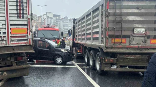 Kontrolden çıkan tır, kırmızı ışıkta bekleyen 3 araca çarptı: Kaza anı kamerada