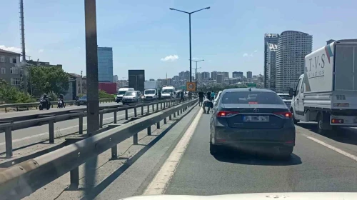 TEM’de para götüren motokurye düştü, yola saçılanları vatandaşlar topladı