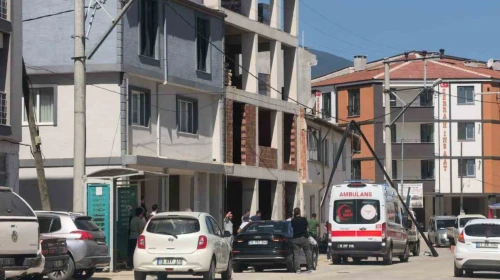 Elektrik akımına kapılıp inşaattan düşerek öldü