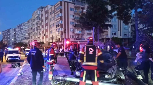 Balıkesir’de istinat duvarına çarpan otomobilin sürücüsü öldü