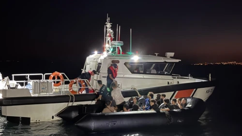Lastik bottaki 15 düzensiz göçmen yakalandı