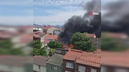 Fatih Balat’ta bir otomobil tamirhanesinde yangın: Dumanlar gökyüzünü kapladı