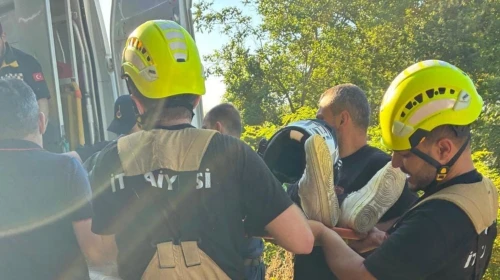 Şarampole yuvarlanan kadın motosikletçi yaralandı