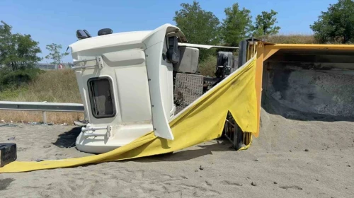 Hafriyat kamyonu VIP servis minibüsüne çarpıp devrildi