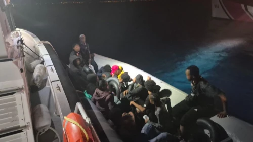 İzmir açıklarında hareketli lastik bot durduruldu: 14 düzensiz göçmen yakalandı