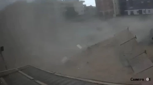 Fırtınada inşaat alanı yerle bir oldu