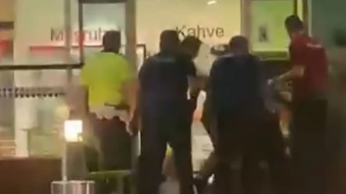 Adnan Menderes Havalimanında hareketli anlar: 4 polis bıçaklandı