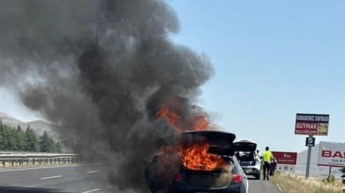 Eskişehir’de seyir halindeki otomobil alevlere teslim oldu