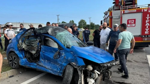 Çekici ile çarpışan otomobil hurdaya döndü: 1 yaralı