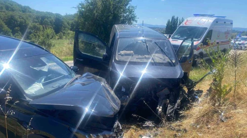 Bilecik’te iki otomobil kafa kafaya çarpıştı: 2 yaralı