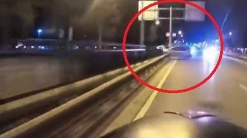 Bursa’da otomobil bariyerlere çarpıp takla attı feci kaza kask kamerasında