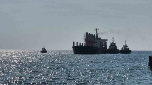 Karaya oturan gemi 4 gündür kurtarılmayı bekliyor