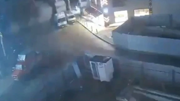 Gebze'deki binanın yıkılma anı güvenlik kameras anbean kaydetti
