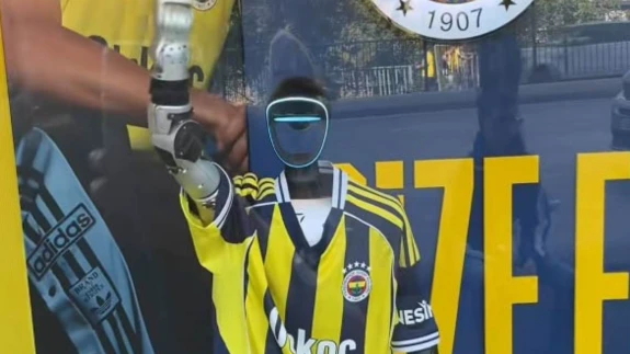 Kadıköy'de Fenerbahçe forması giyen robot ilgi odağı oldu