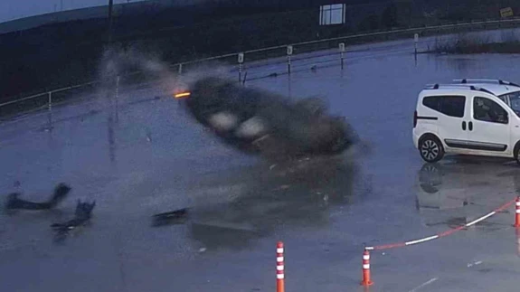 Otomobilin 60 metre boyunca defalarca takla attığı kaza kamerada