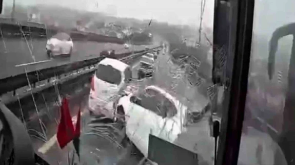 8 kişinin yaralandığı kaza anı kamerada