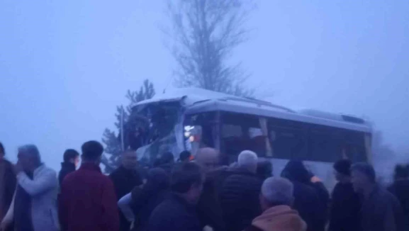 Yolcu midibüsü ile yakıt yüklü tır çarpıştı: 3 yaralı