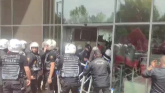 Cumhuriyet Halk Partisi binasında bulunan CHP’lilere müdahale başladı