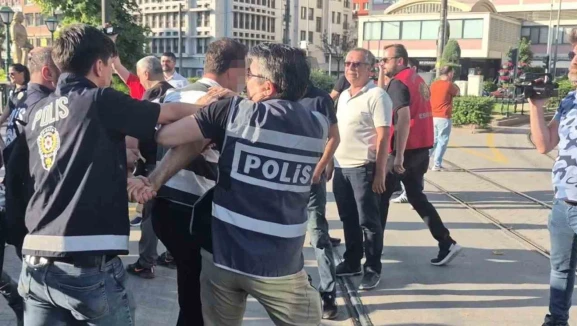 Eskişehir’de izinsiz eylem yapan gruba polis müdahale etti: 35 gözaltı