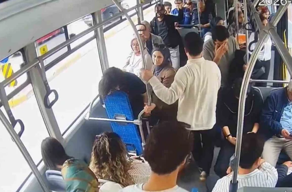 Şoför sürdü, sağlık çalışanı müdahale etti: Otobüsteki panik anları kamerada