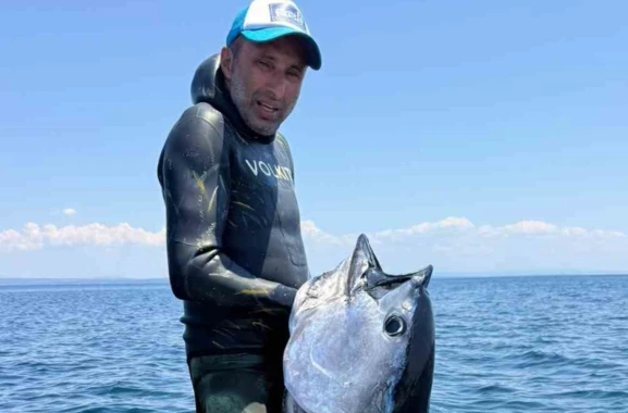 Gökçeada’da sörf eğitmenleri 55 dakikalık mücadelenin ardından 65 kiloluk orkinos yakaladı