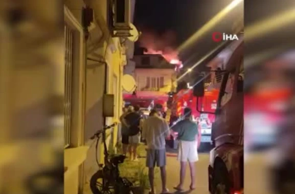 Büyükada’da 3 katlı binanın çatı katında yangın: 2 kişi dumandan etkilendi
