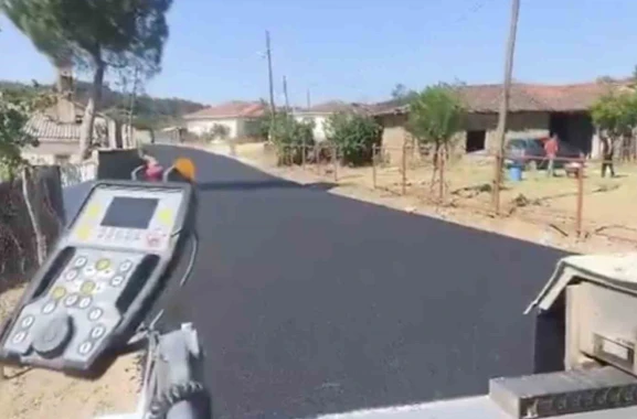Yenice’de köy yollarında sıcak asfalt dökme çalışmaları hız kesmeden devam ediyor