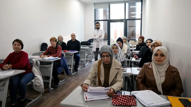 Farklı Renk ve Kültürlerden İnsanlar Türkçe'yi SAMEK'le Öğreniyor