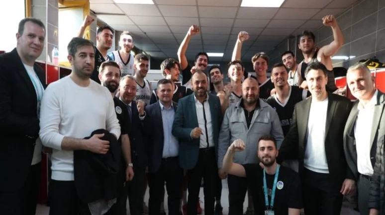 Sakarya Büyükşehir basketbol taraftarı önünde turu geçti