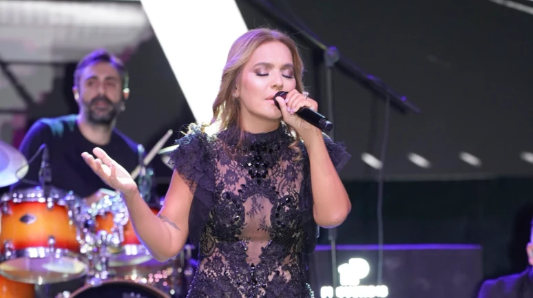 Demet Akalın Ankara Oran Açık Hava Konserinde hayranlarını coşturdu