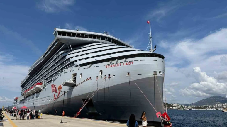 Dev kruvaziyer gemiler, 2 bin 636 turistle Bodrum’a geldi