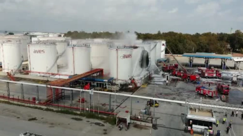 Mersin’de yağ fabrikasındaki yangın böyle görüntülendi