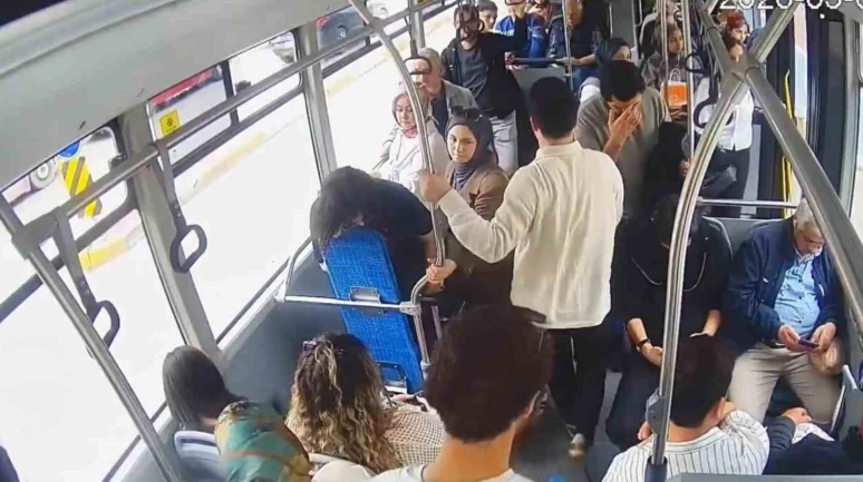 Şoför sürdü, sağlık çalışanı müdahale etti: Otobüsteki panik anları kamerada
