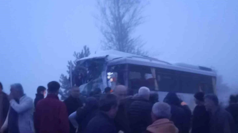 Yolcu midibüsü ile yakıt yüklü tır çarpıştı: 3 yaralı