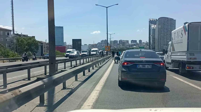 TEM’de para götüren motokurye düştü, yola saçılanları vatandaşlar topladı