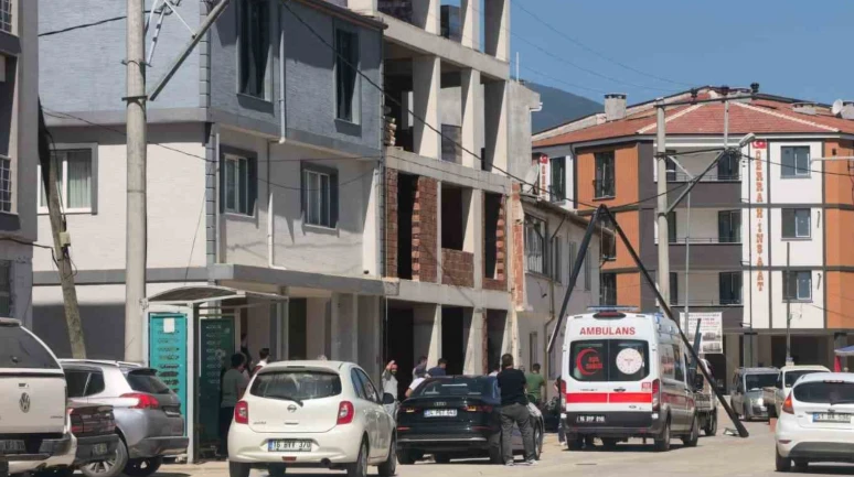 Elektrik akımına kapılıp inşaattan düşerek öldü